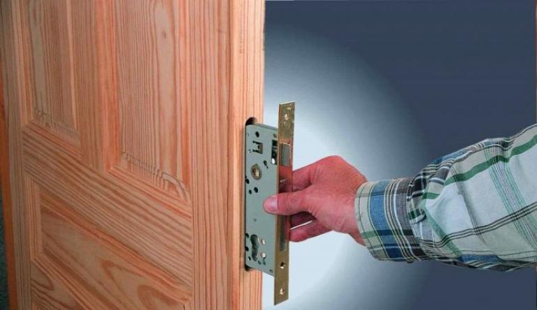 Как врезать замок в межкомнатную дверь: пошаговая инструкция Сверло для установки замка в дверь